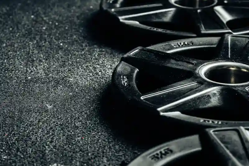 What Are the Main Differences Between Bumper Plates and Iron Plates?